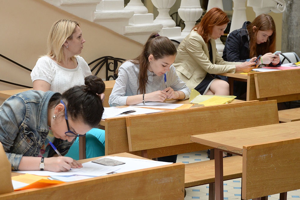 Абитуриенты подают документы в университет.