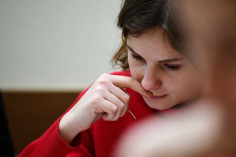 девушка в задумчивости  