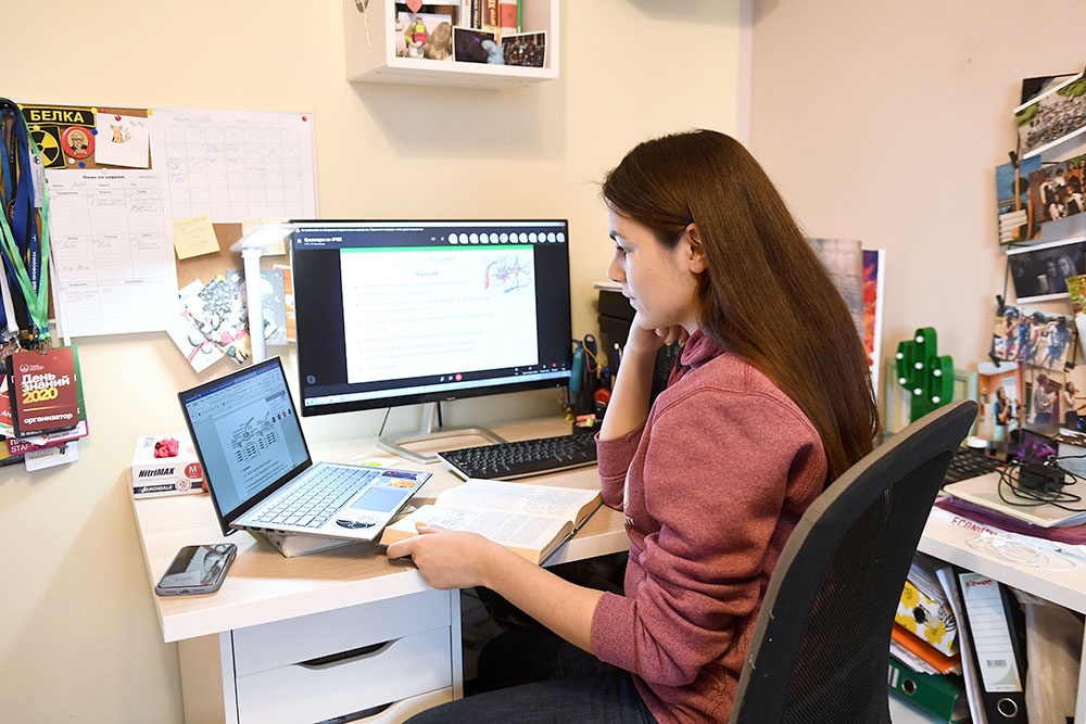 Студентка Московского государственного университета имени М. В. Ломоносова (МГУ) на удаленном режиме обучения.