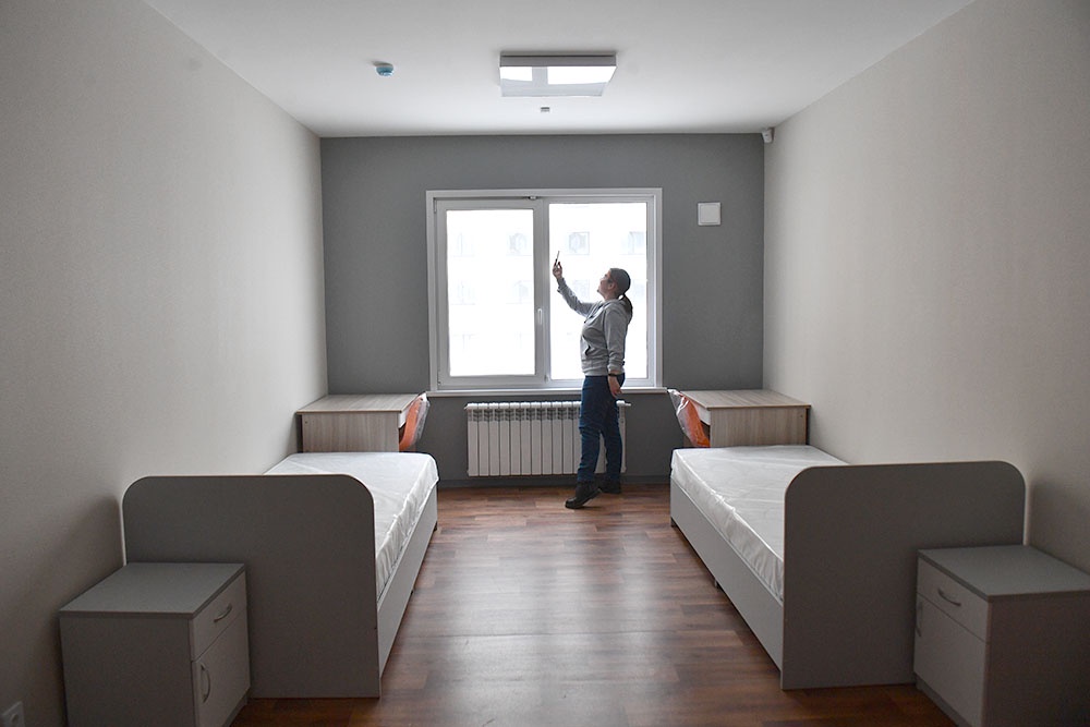 Студентка в комнате общежития