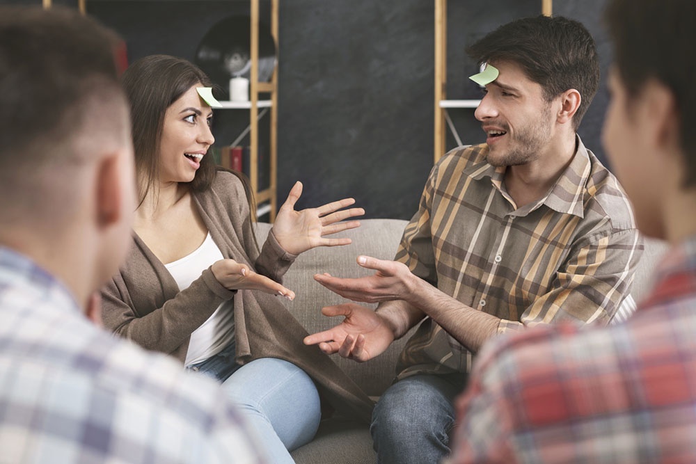 Молодые люди играют в игры