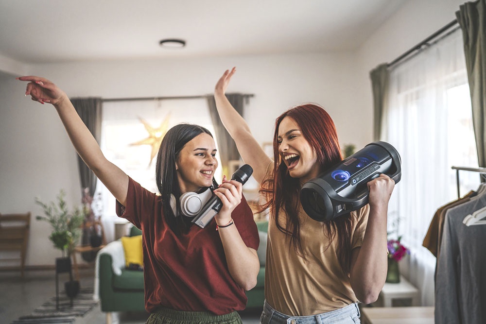 Друзья поют песни дома