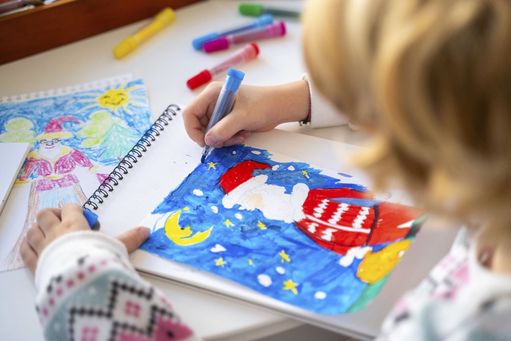 Ребенок рисует Деда Мороза