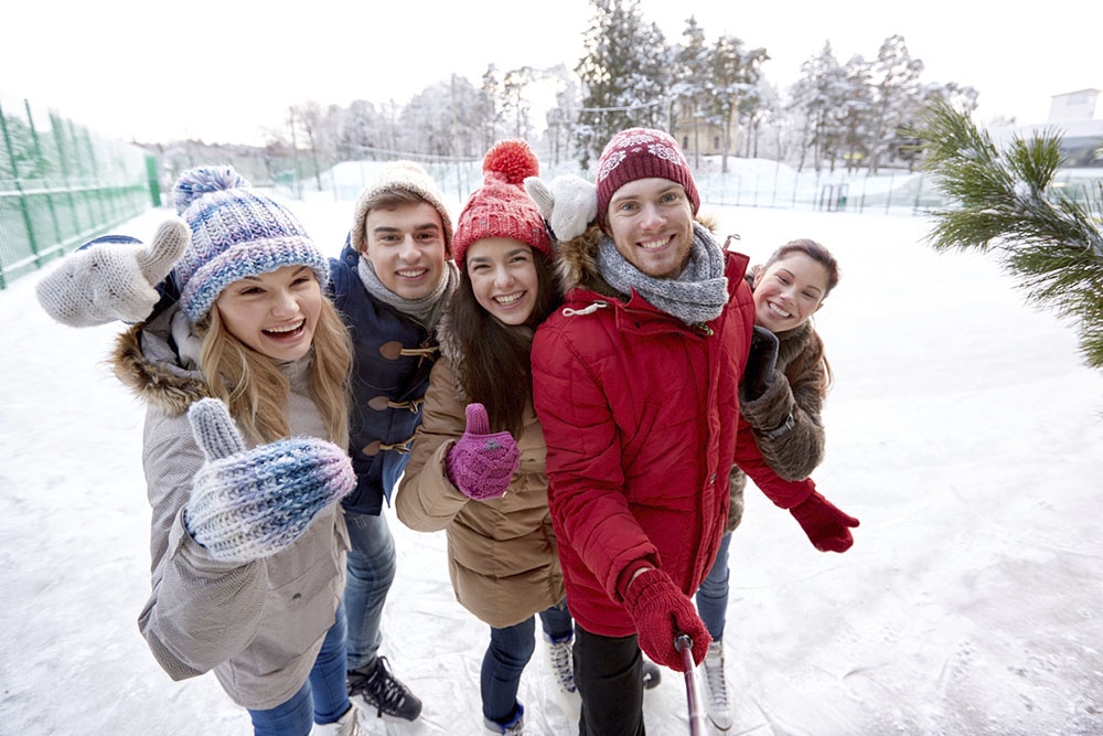 Друзья на прогулке, катаются на конька