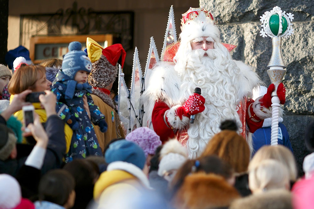 Дед Мороз из Великого Устюга во время встречи с жителями Волгограда.