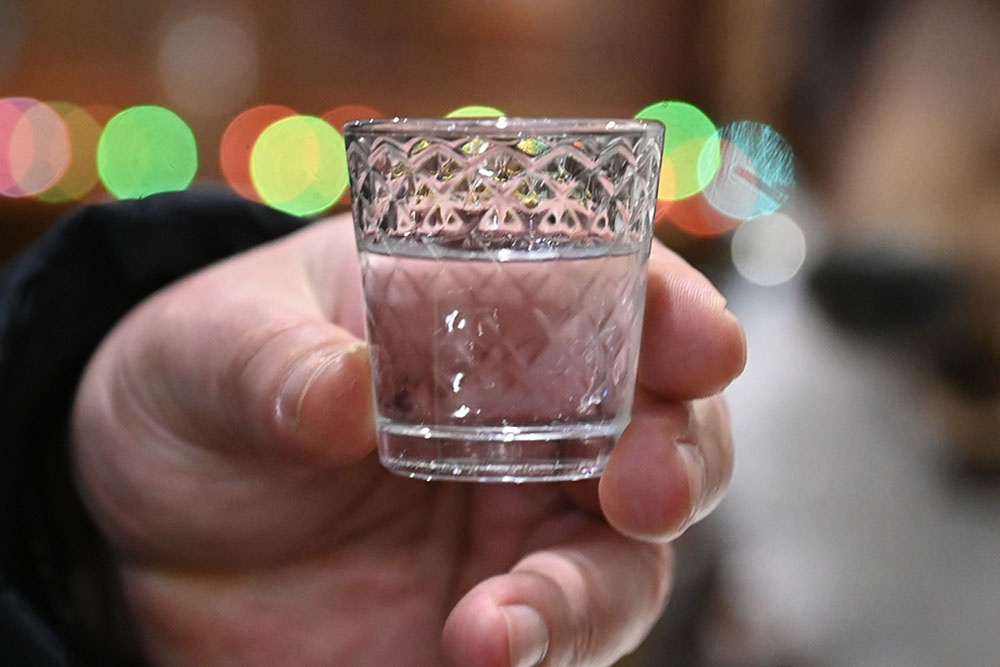 Посетитель в Музее истории водки в день рождения русской водки, Москва.