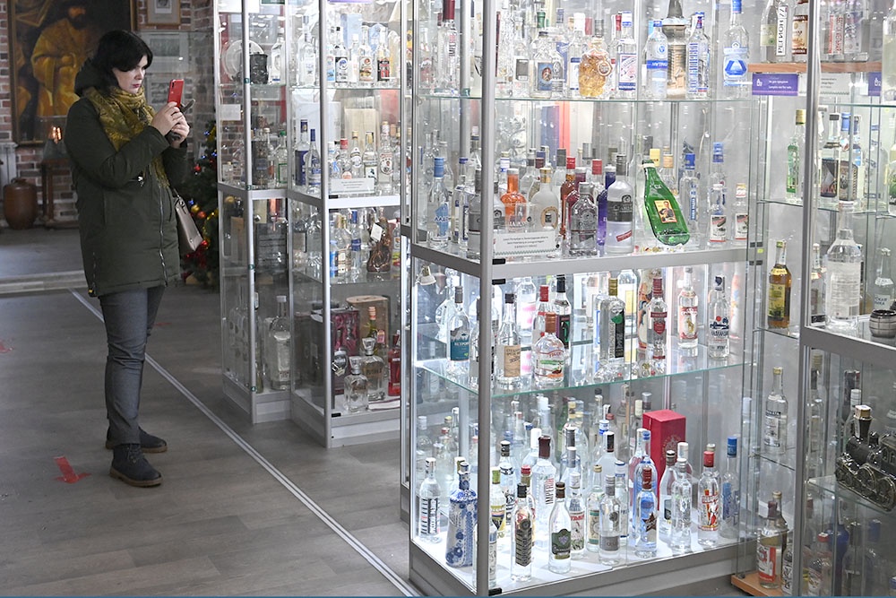 Посетительница в Музее истории водки в день рождения русской водки. 