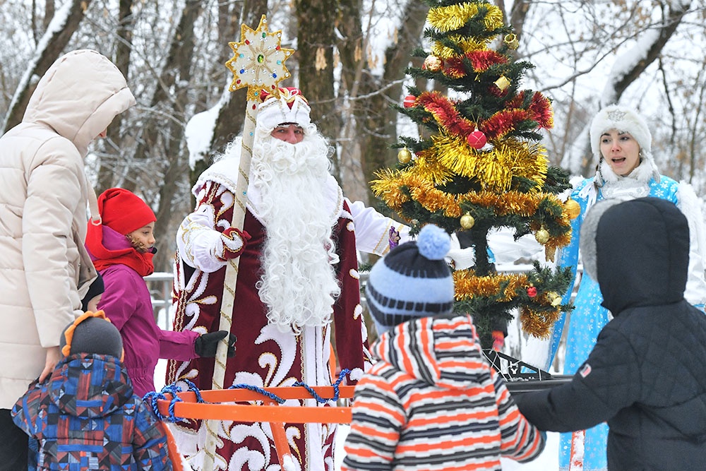 Дед Мороз и Снегурочка поздравляют детей с Новым годом в городском округе Троицк в Москве.