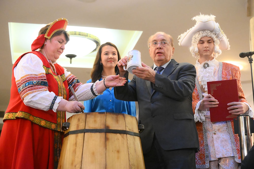 Ректор  Виктор Садовничий  на традиционной церемонии разлива медовухи в Московском государственном университете им. Ломоносова. 