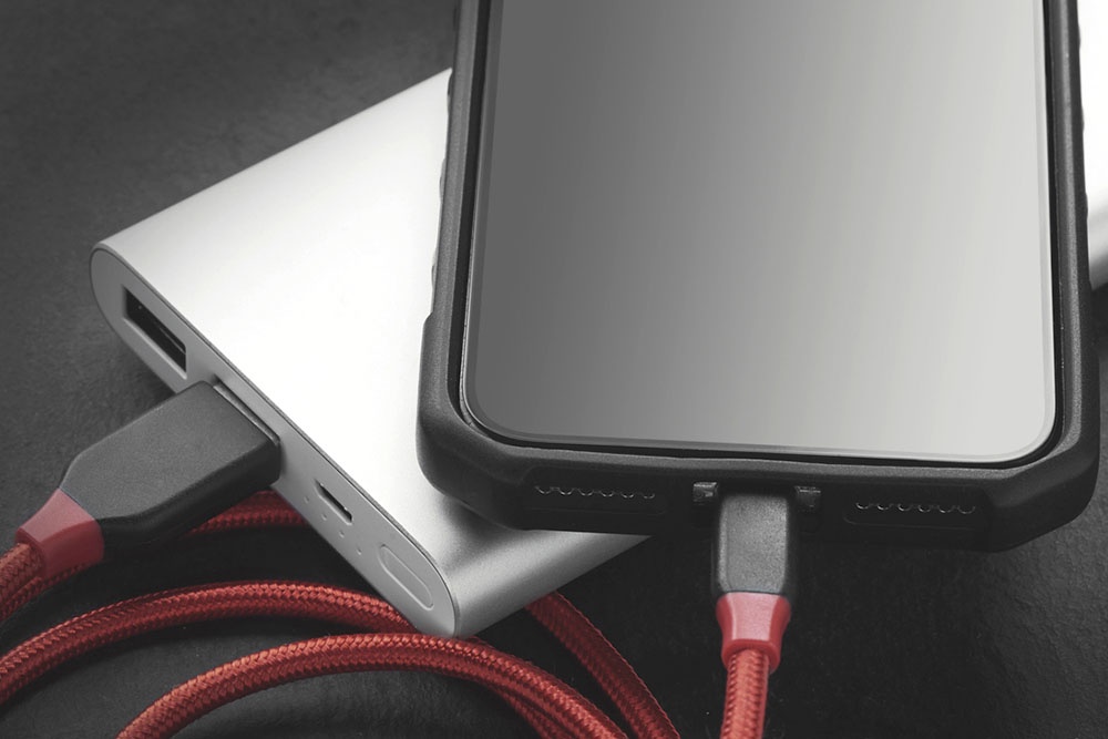 Смартфон на зарядке.