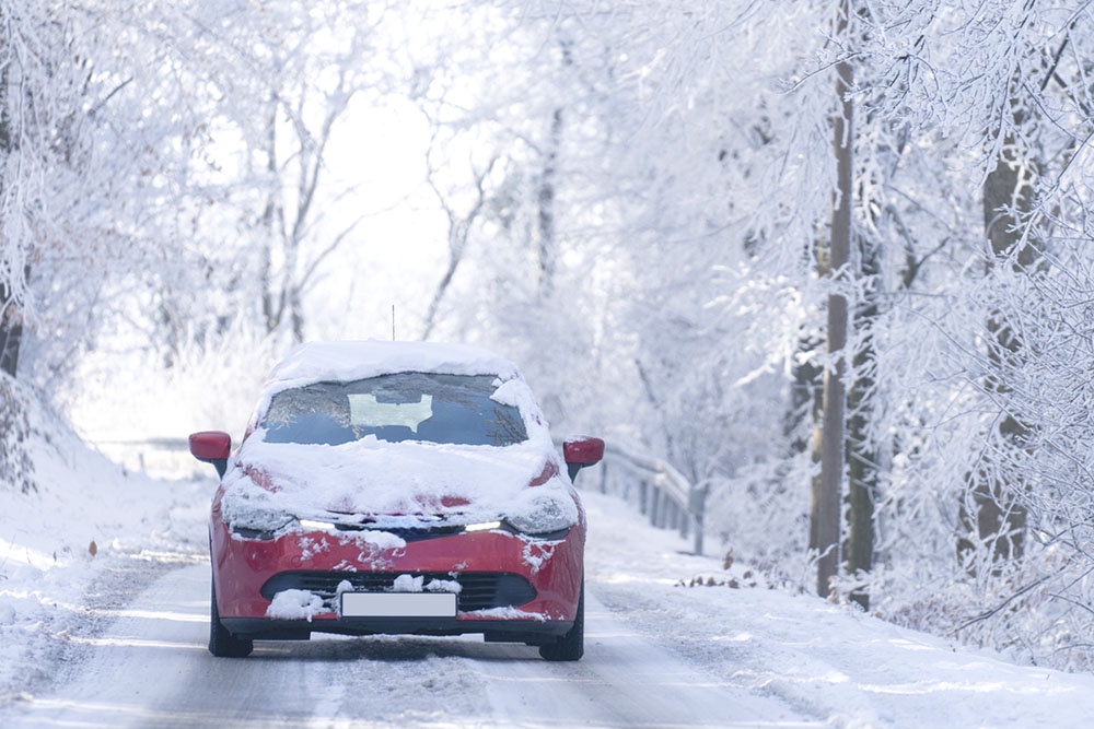 Автомобиль зимой едет по дорогу.