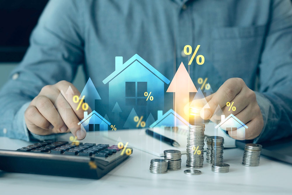 Человек ведет расчет по выплатам ипотеки.