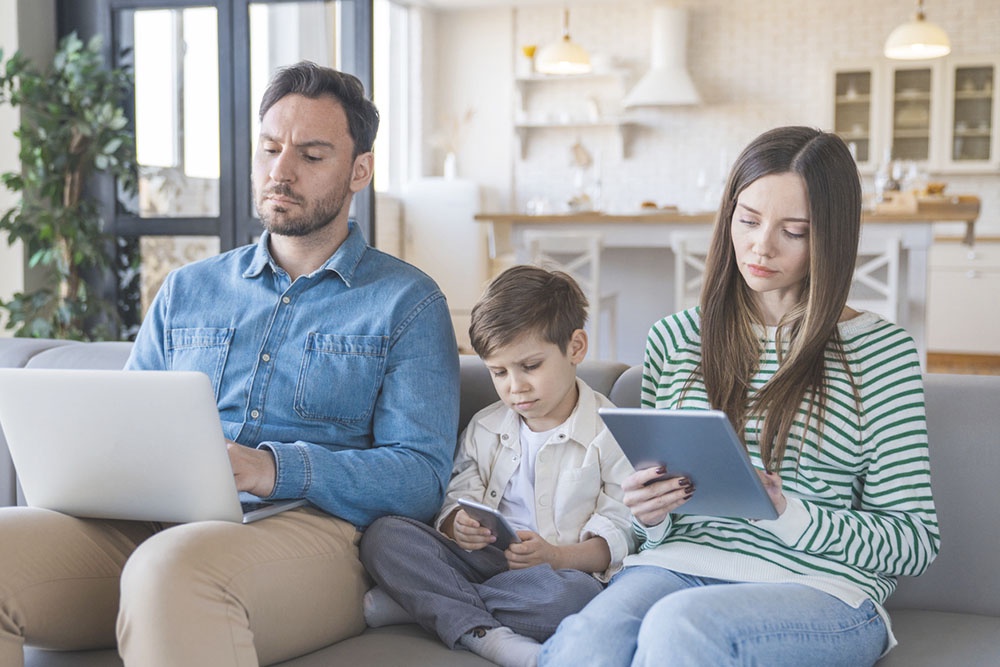 Семья смотри в гаджеты и не общается