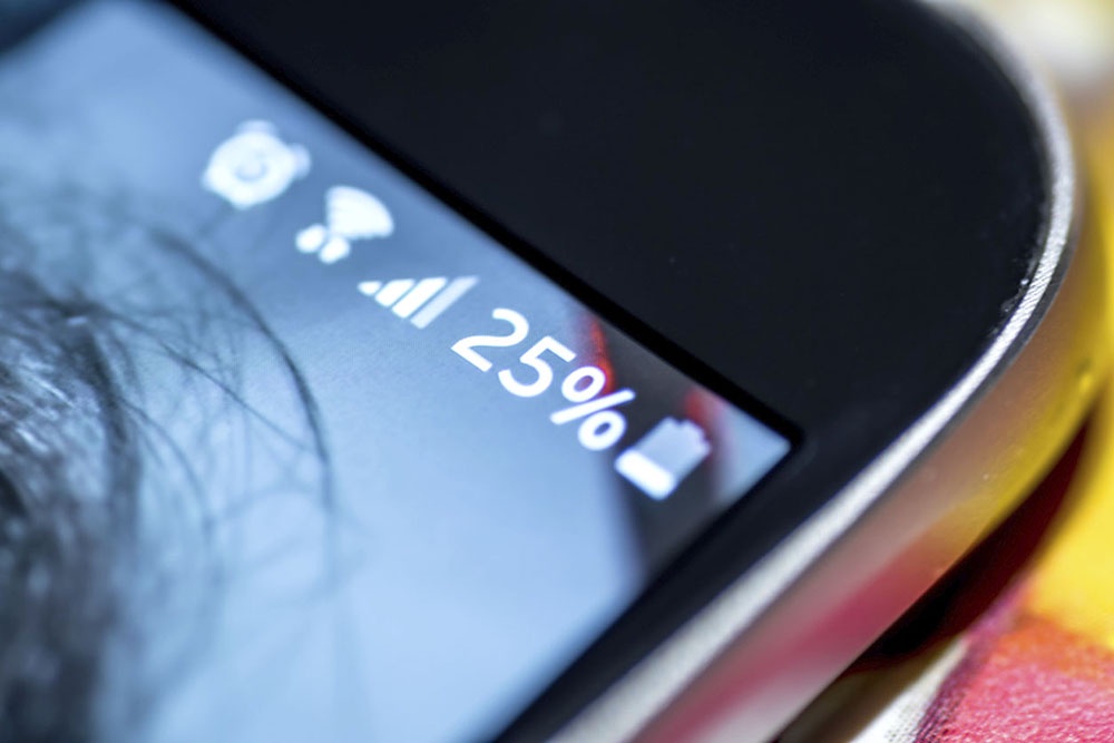 Показатель заряда батареи на экране смартфона
