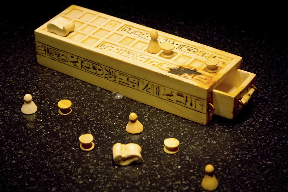 Игровой набор и фигурки для игры в "Королевскую игру Ура", найденные в непотревоженной гробнице KV62 фараона Тутанхамона. Артефакт входит в постоянную экспозицию Египетского музея в Каире. 