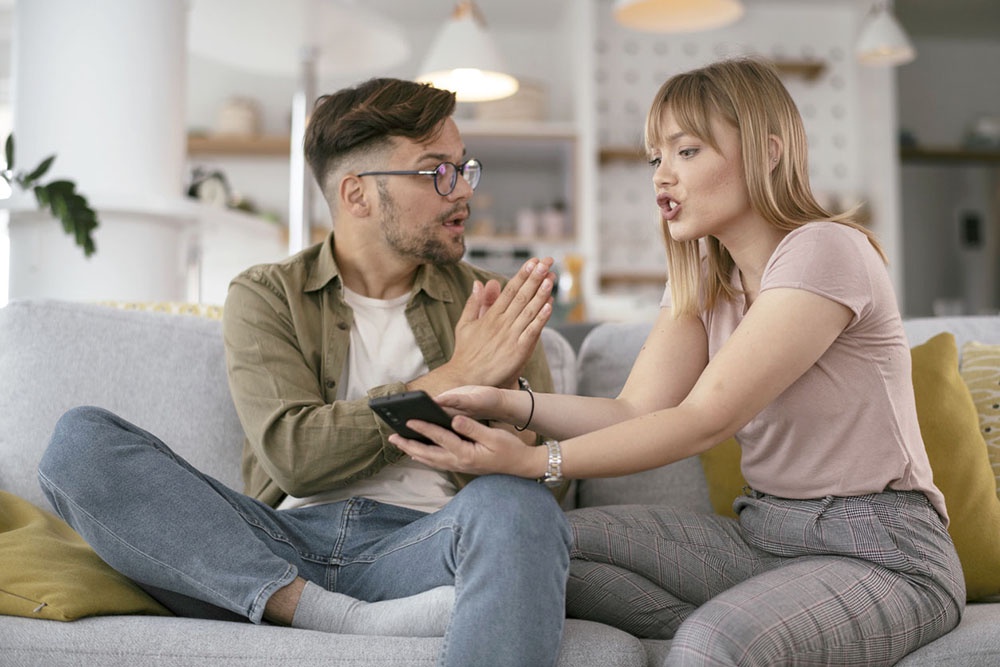 Мужчина оправдывается перед женщиной, ссора в семье 