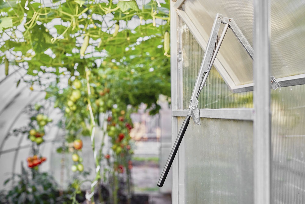 Автоматические приводы на форточках управляют окнами и вентиляцией при изменении температуры.