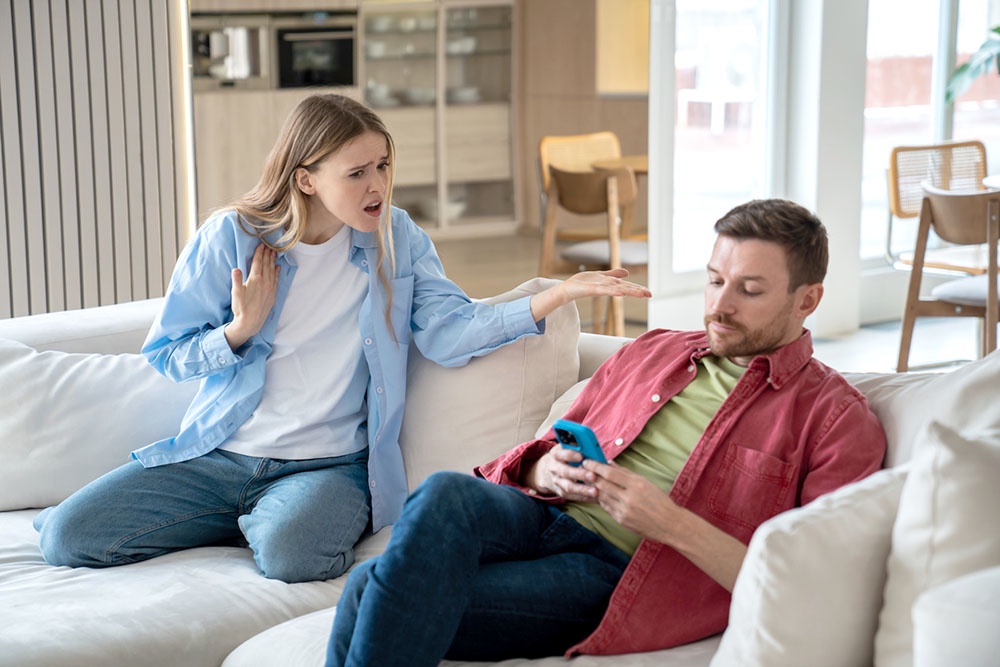 Конфликт в семье, жена ругается с мужем 