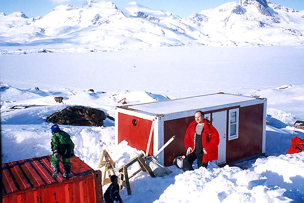 Два домика-контейнера и мужчины на фоне гренландских снегов.