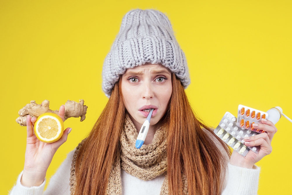 Концепт - витамины в таблетках и натуральные продукты для поддержки иммунитета.