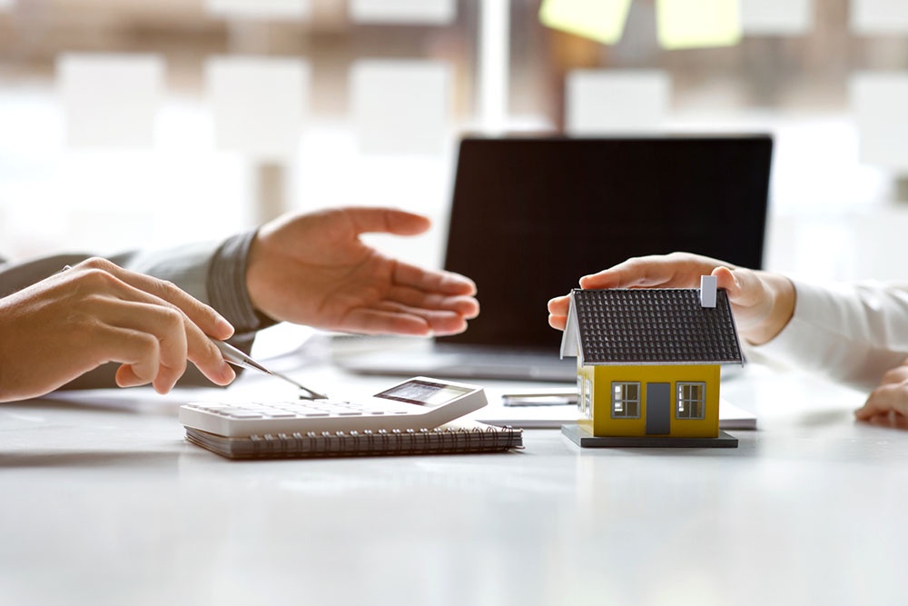 Консультация по ипотечному страхованию: менеджер разъясняет заемщику условия оформления.