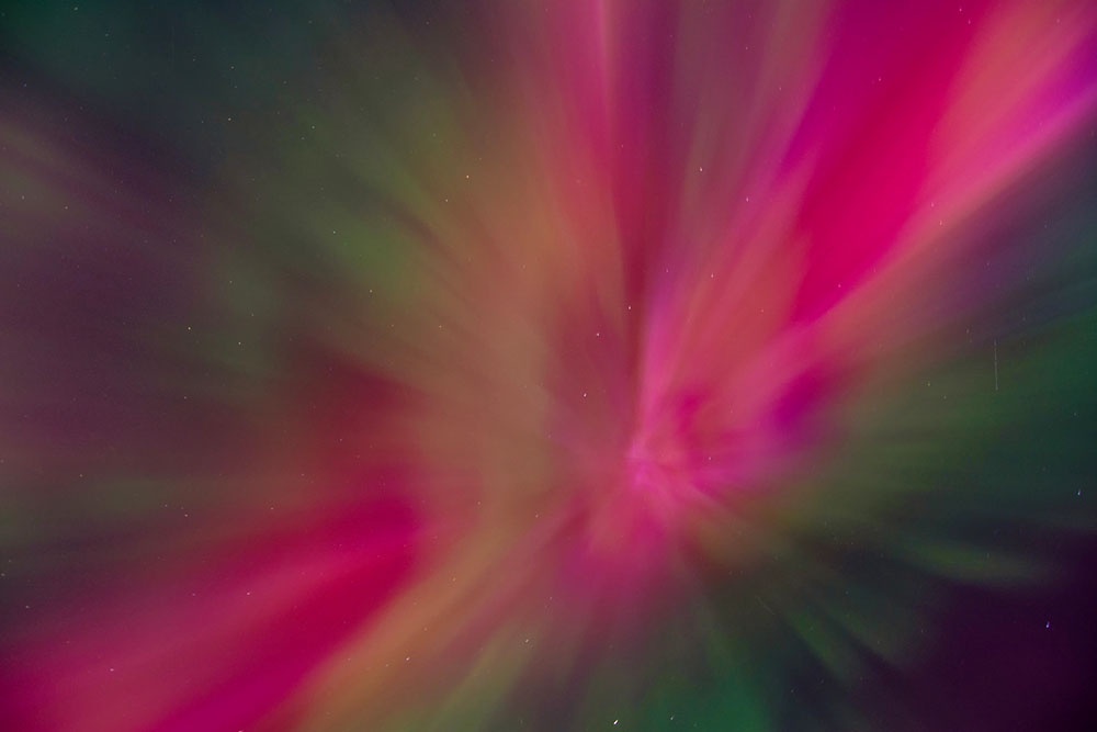 Корона северного сияния (Aurora Borealis) в небо над  Арктикой.