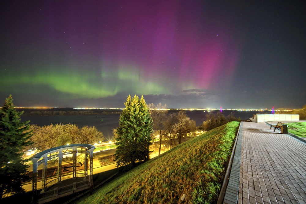 Северное сияние (Aurora Borealis) над историческим центром Нижнего Новгорода. 
