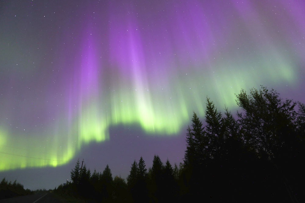 Полярное сияние разного цвета  в небе над Арктикой. Aurora Borealis  Арктика