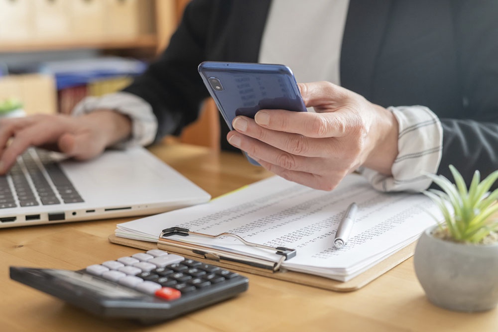 Клиент дистанционно оформляет страховой полис для ипотеки на ноутбуке и отправляет документ в банк по электронной почте.