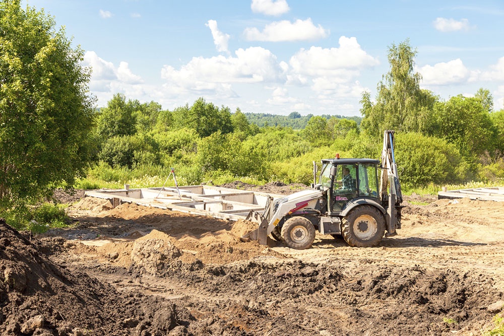 Работы на участке, строительство дома.