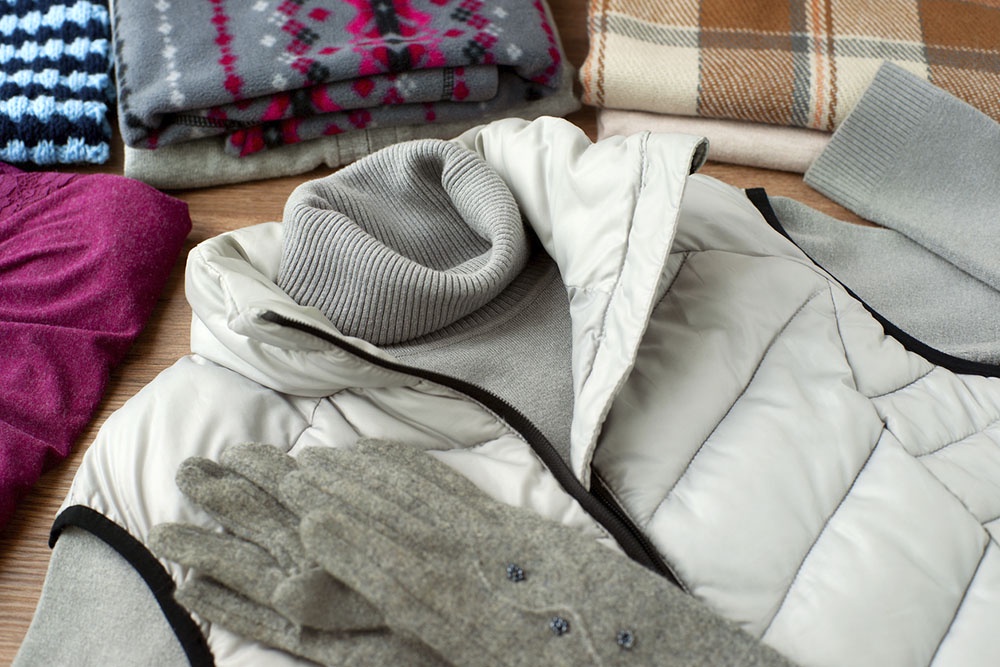 Комплект зимней одежды и аксессуаров для защиты от мороза.