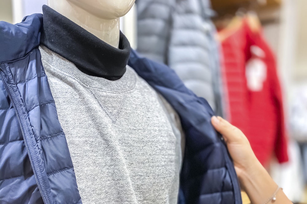 Три слоя - базовый, утепляющий и защитный - эффективно сохраняют тепло и отводят влагу, предотвращая переохлаждение.