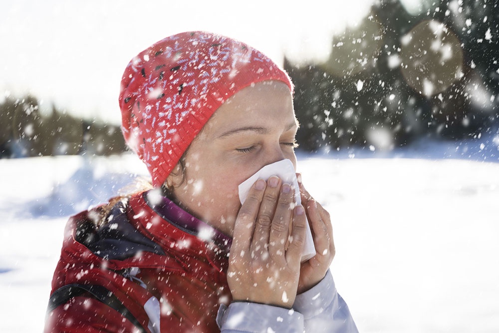Зимняя прогулка в парке, девушка с носовым платком в руке.