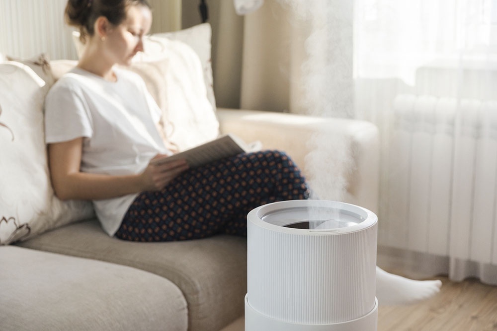 Современный увлажнитель воздуха, работающий в комнате.