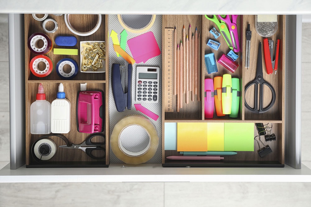 Ящик рабочего стола с аккуратно разложенными канцтоварами.