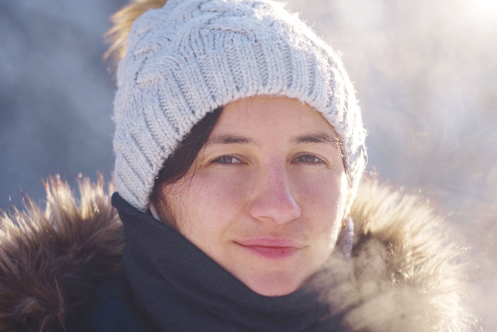 Девушка на морозе дышит носом, правильно дышать на морозе.