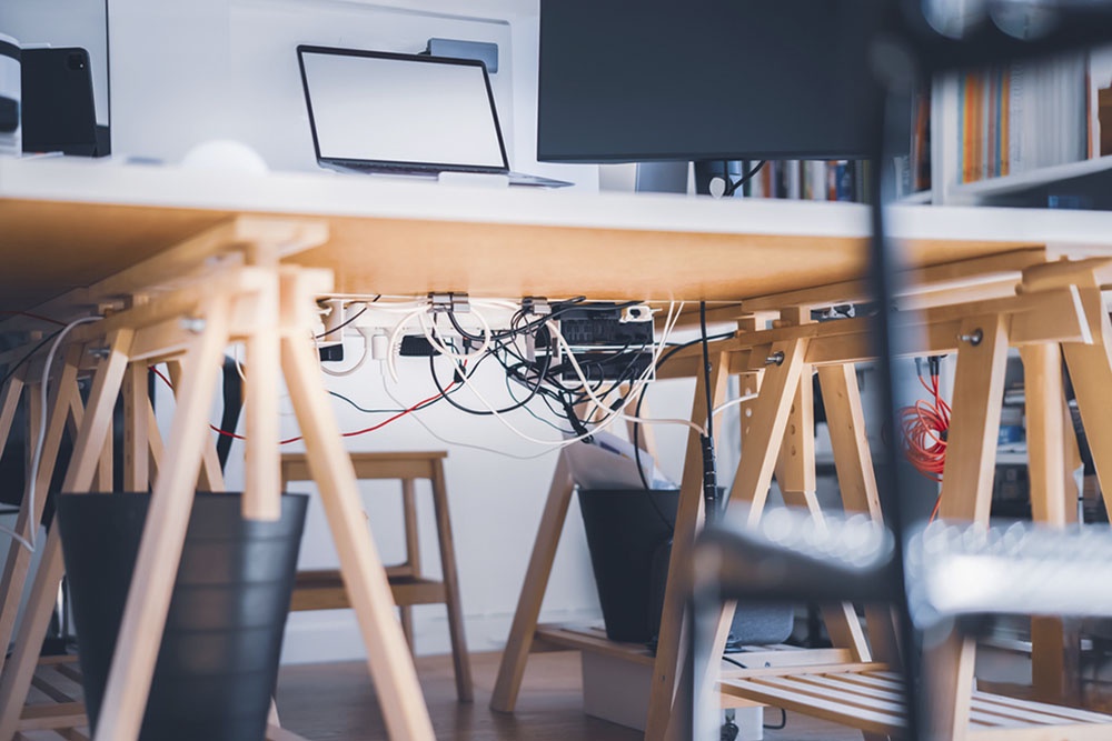 Пример организации проводов на рабочем месте.