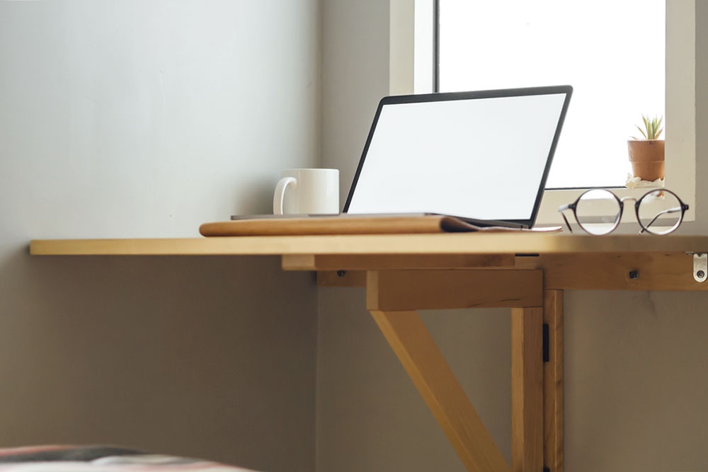 Компактное рабочее место, настенный откидной столик с ноутбуком.