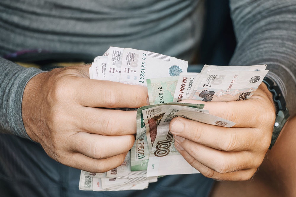 Мужчина считает наличные.