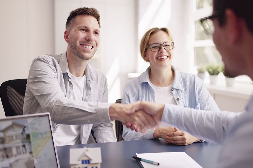 Семья обсуждает условия ипотеки с менеджером в банке.