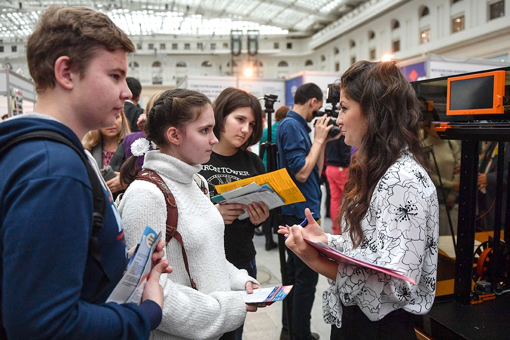Школьники и студенты на ярмарке вакансий.