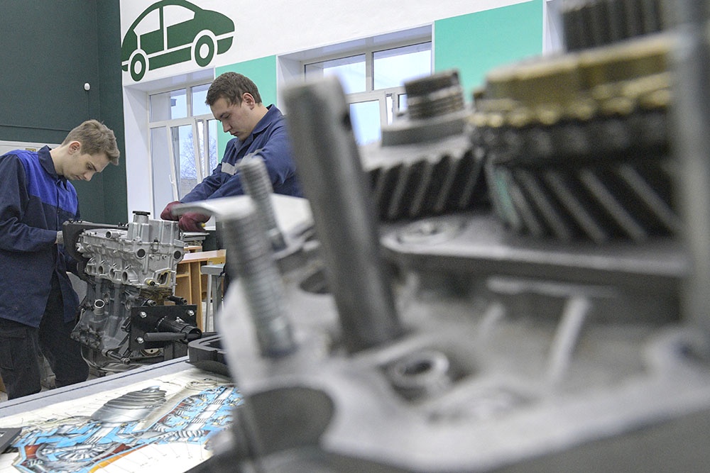 Обучение автоделу студентов политехнического колледжа.