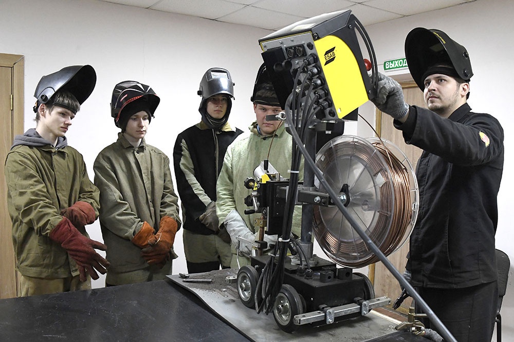 Студенты и преподаватель Регионального технического колледжа в лаборатории внешнего контроля сварки.