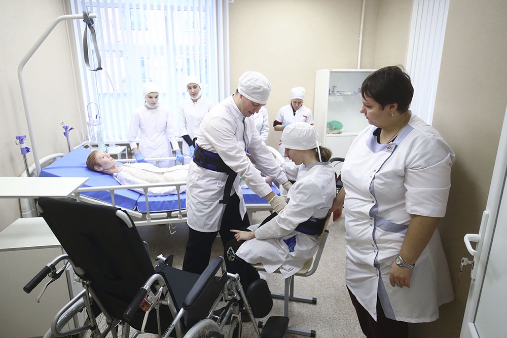 Студенты отрабатывают навыки в симуляционном центре доврачебной помощи. 