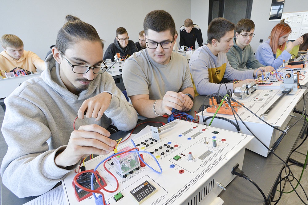 Подготовка специалистов для завода роботов.