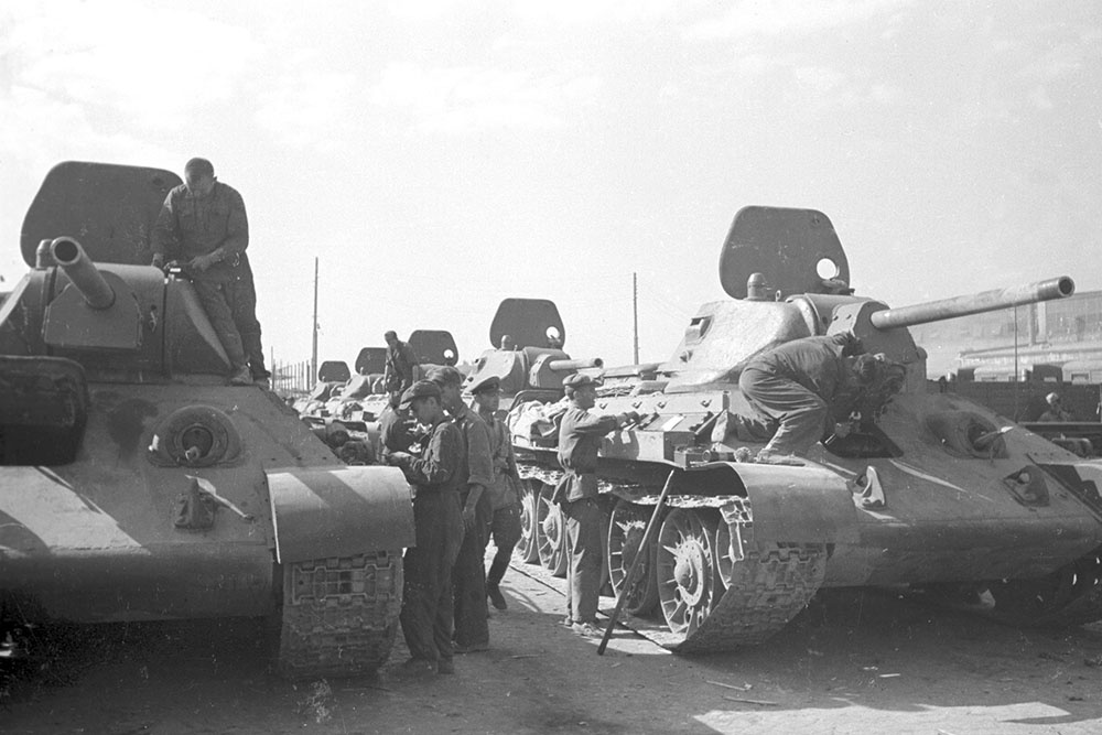 Рабочие Сталинградского  тракторного завода готовят новую партию танков Т-34 для отправки на фронт.