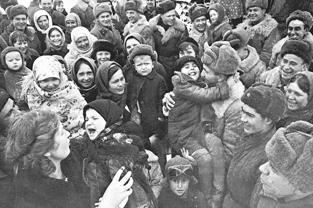 После окончания боев за город жители Сталинграда встречают бойцов и командиров РККА.