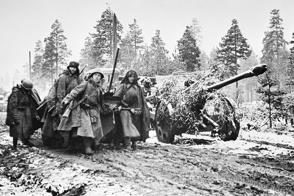 Синявинская операция. Советские бойцы везут дивизионную пушку  по размытым дорогам. Ленинградский фронт.