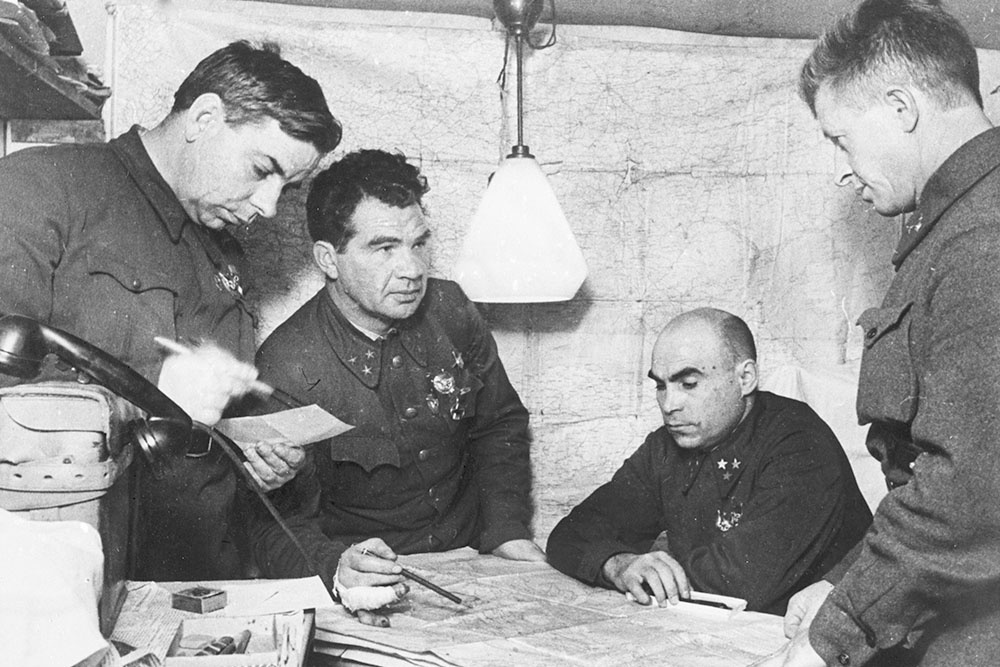 Члены Военного совета 62-й армии. Николай Иванович Крылов, Василий Иванович Чуйков, Кузьма Акимович Гуров и командующий 13-й гвардейской дивизией Александр Ильич Родимцев на командном пункте в Сталинграде.