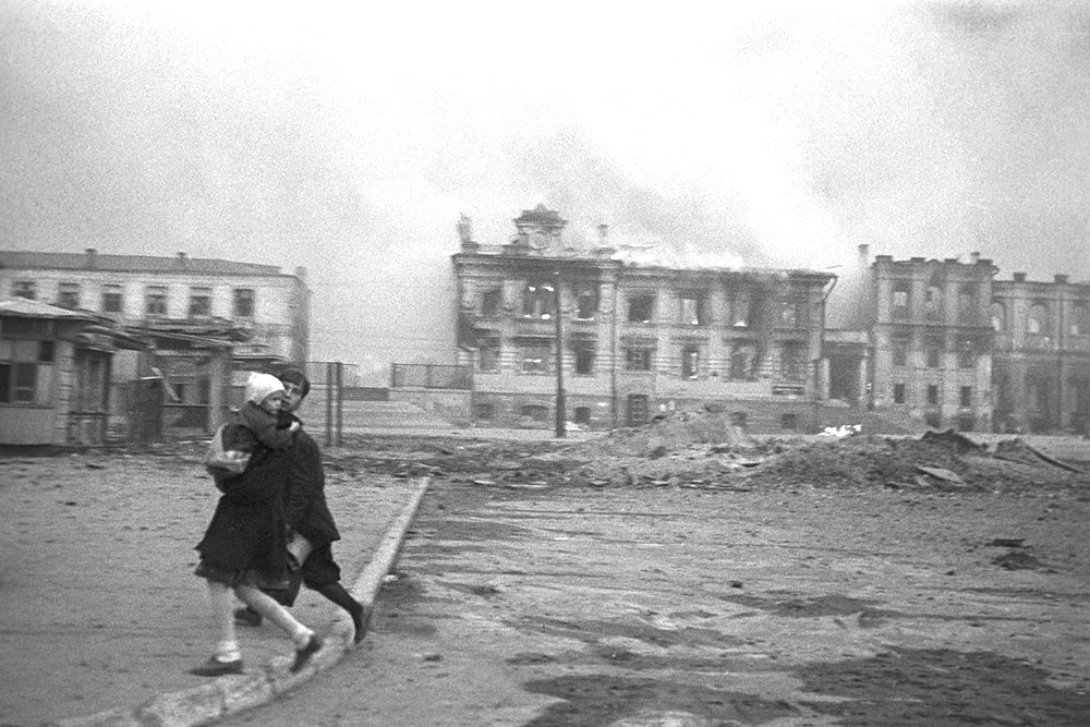 Жители на Привокзальной площади Сталинграда во время налета немецкой авиации.
